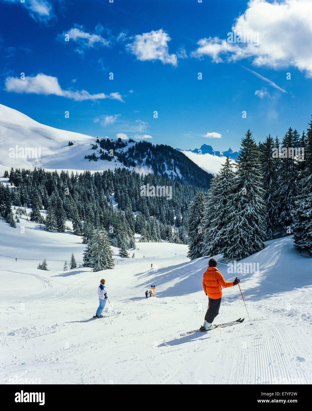 Gli sciatori Morgins ski resort Alpi Svizzere Vallese Svizzera Foto Stock