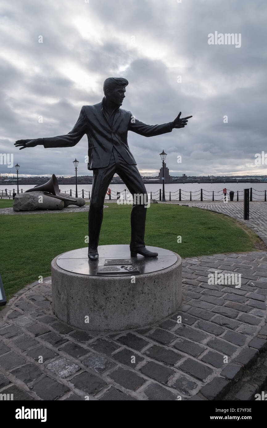 Scultura di sessanta inglese cantante pop Billy Fury, Albert Dock, Liverpool, Merseyside England, Regno Unito Foto Stock