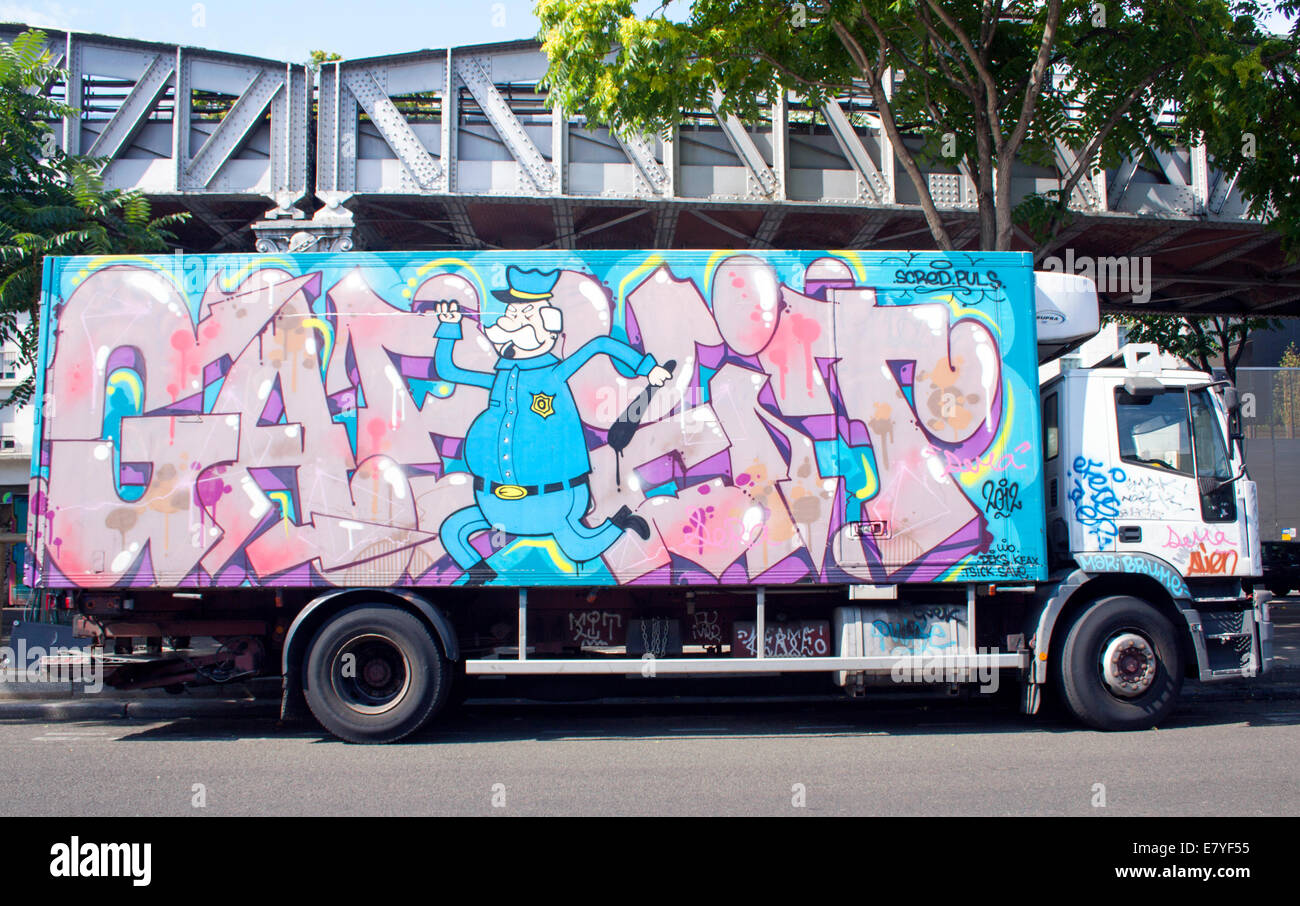 L'arte dei graffiti copre un camion a Parigi, in Francia, trasformando il veicolo in una tela mobile di colorata espressione urbana. Foto Stock