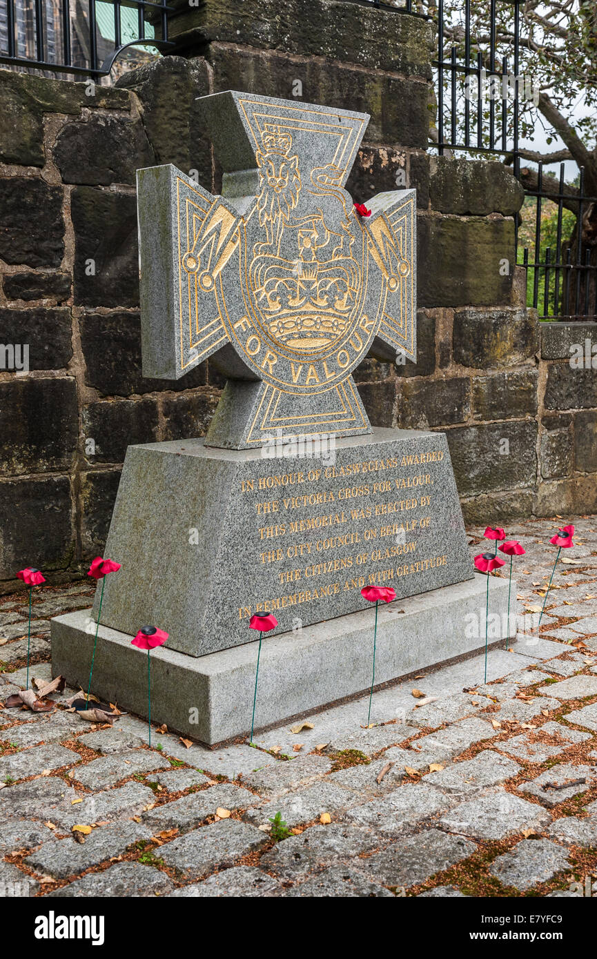 Questa pietra è stata eretta a nome del popolo di Glasgow per commemorare Glaswegians che si sono aggiudicate la Victoria Cross per la val Foto Stock