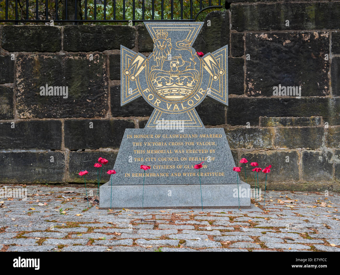 Questa pietra è stata eretta a nome del popolo di Glasgow per commemorare Glaswegians che si sono aggiudicate la Victoria Cross per la val Foto Stock