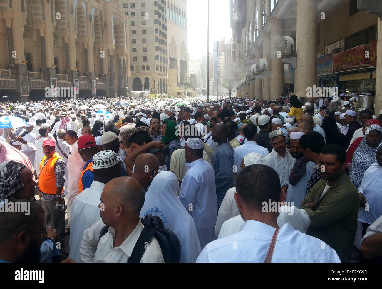 La Mecca, Mecca, Arabia Saudita. 26 Sep, 2014. Pellegrini musulmani frequentano le preghiere del venerdì al Haram Sharif Grande Moschea, durante il musulmano è Hajj 2014 pellegrinaggio alla Mecca, Arabia Saudita, 26 settembre 2014. Secondo i musulmani holly prenota il Corano, la Kaaba fu costruita da Abramo e suo figlio Ismael, dopo Ismael si erano insediati in Arabia. Milioni di musulmani sono arrivati in Arabia Saudita per eseguire il loro Hajj Credito: Ashraf Amra/immagini APA/ZUMA filo/Alamy Live News Foto Stock