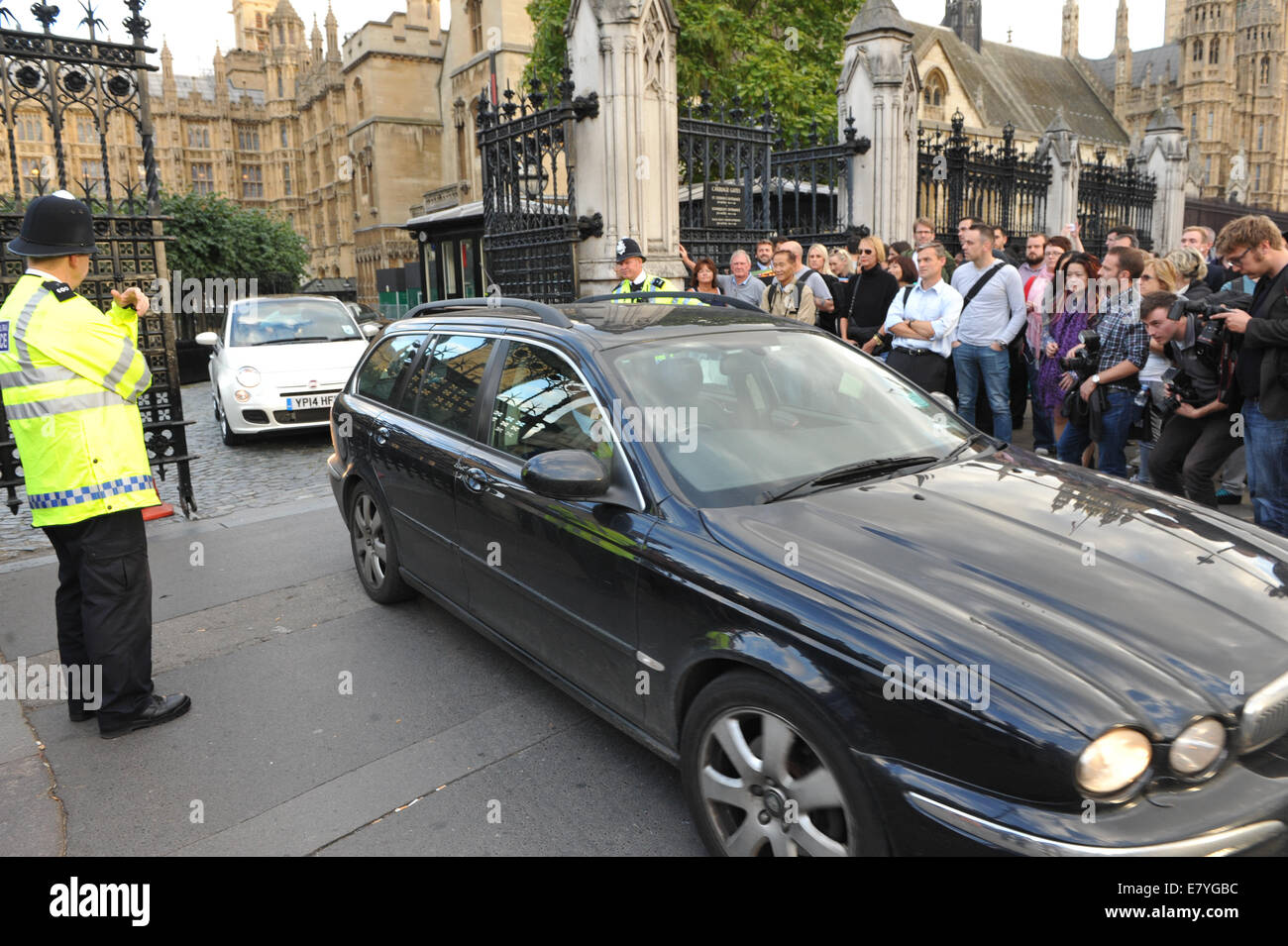 La piazza del Parlamento, Londra, Regno Unito. Il 26 settembre 2014. MPs lasciare al Parlamento dopo la votazione per aria investe nel dibattito. Credito: Matteo Chattle/Alamy Live News Foto Stock