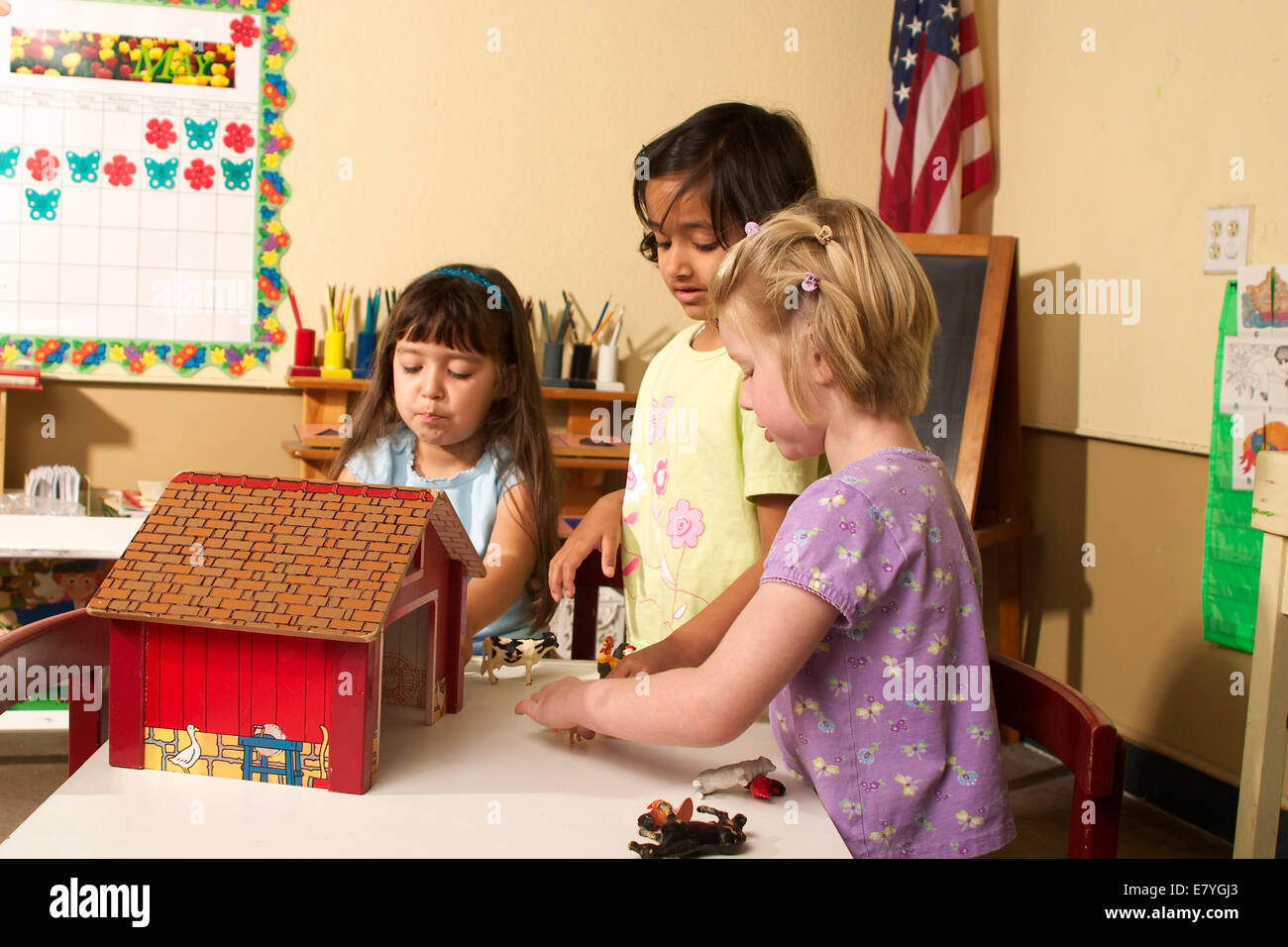 4-5 anni studente gli studenti lavorano insieme inter etniche della diversità razziale razziale multiculturale multi culturale interracial . Signor ©Myrleen Pearso Foto Stock