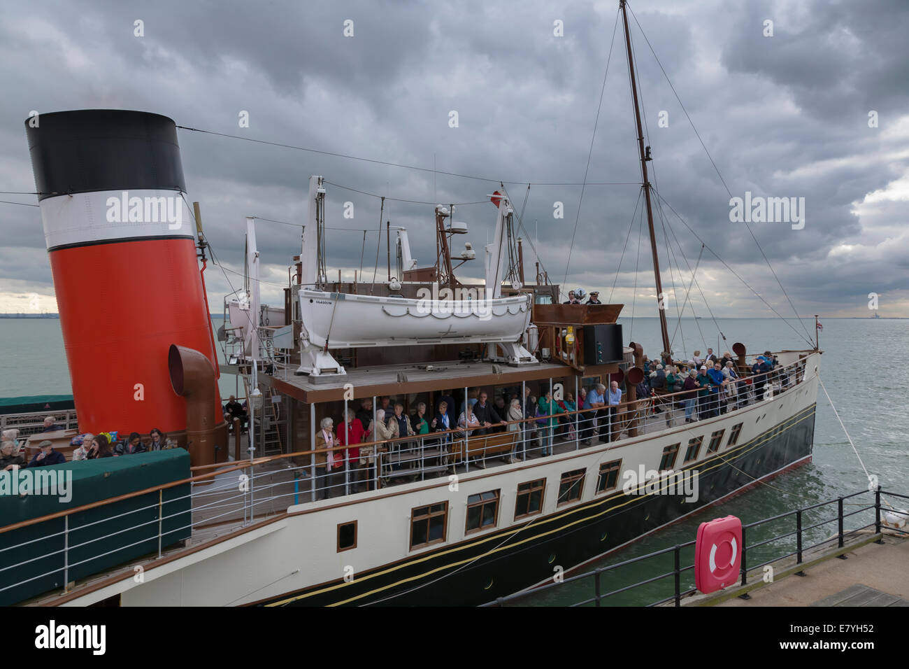 Battello a Vapore Waverley a fianco di Southend Pier Foto Stock