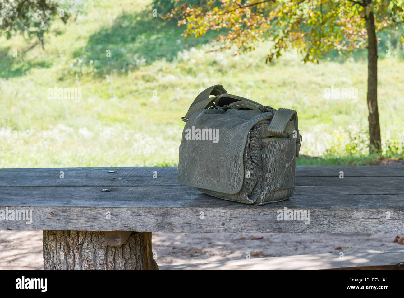 Forte sacchetto di cotone per la fotografia di roba isolata su una tabella in foresta Foto Stock