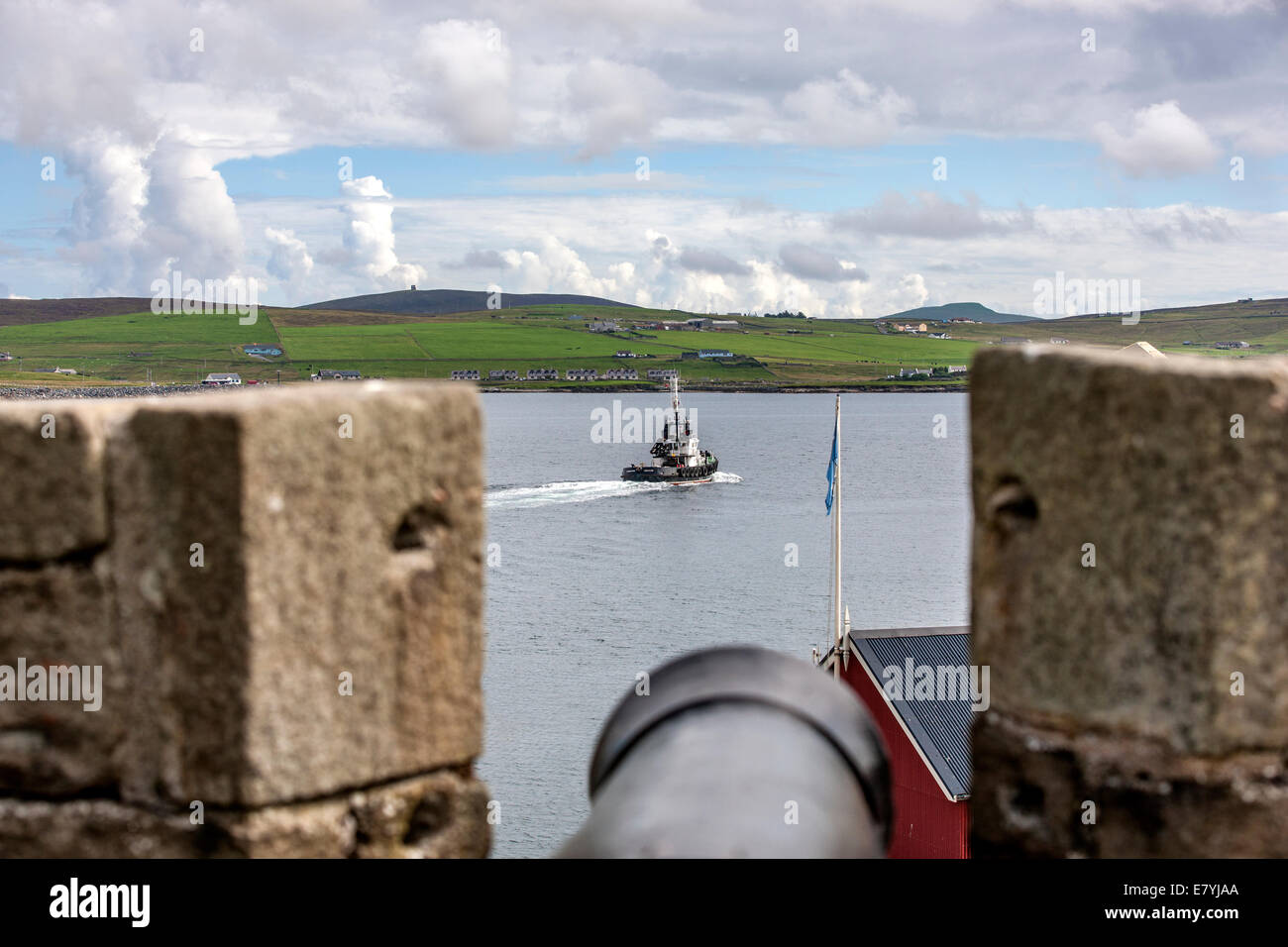 Isola di Bressay visto da Fort Charlotte Lerwick, Shetland, Scotland, Regno Unito. Vista da squarcio per il cannone Foto Stock
