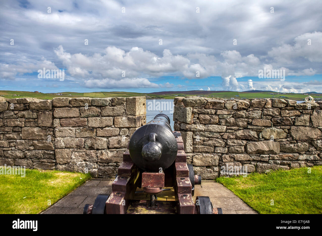 Il cannone, Rampart e squarcio di Fort Charlotte, Lerwick, Shertland, Scozia. Isola di Bressay sullo sfondo. Foto Stock