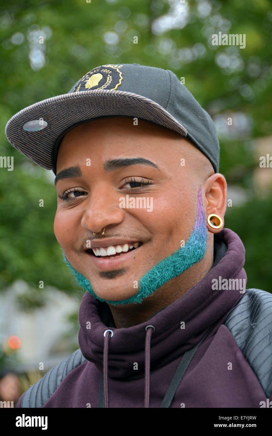 Ritratto di un designer di cravatta a farfalla con un colorato in barba Union Square Park di New York City Foto Stock