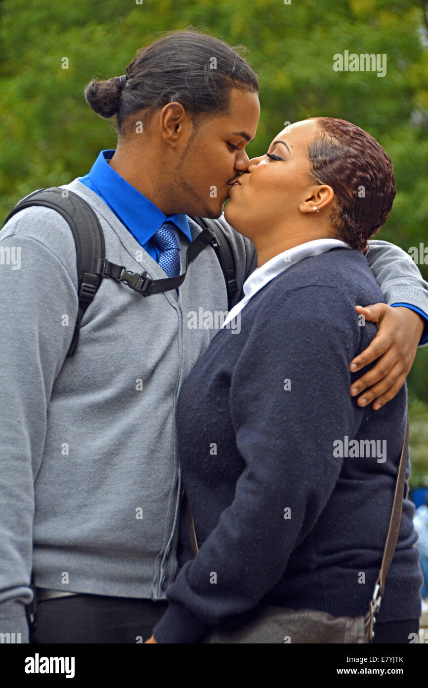 Una giovane coppia baciare in Union Square Park a Manhattan, New York City Foto Stock