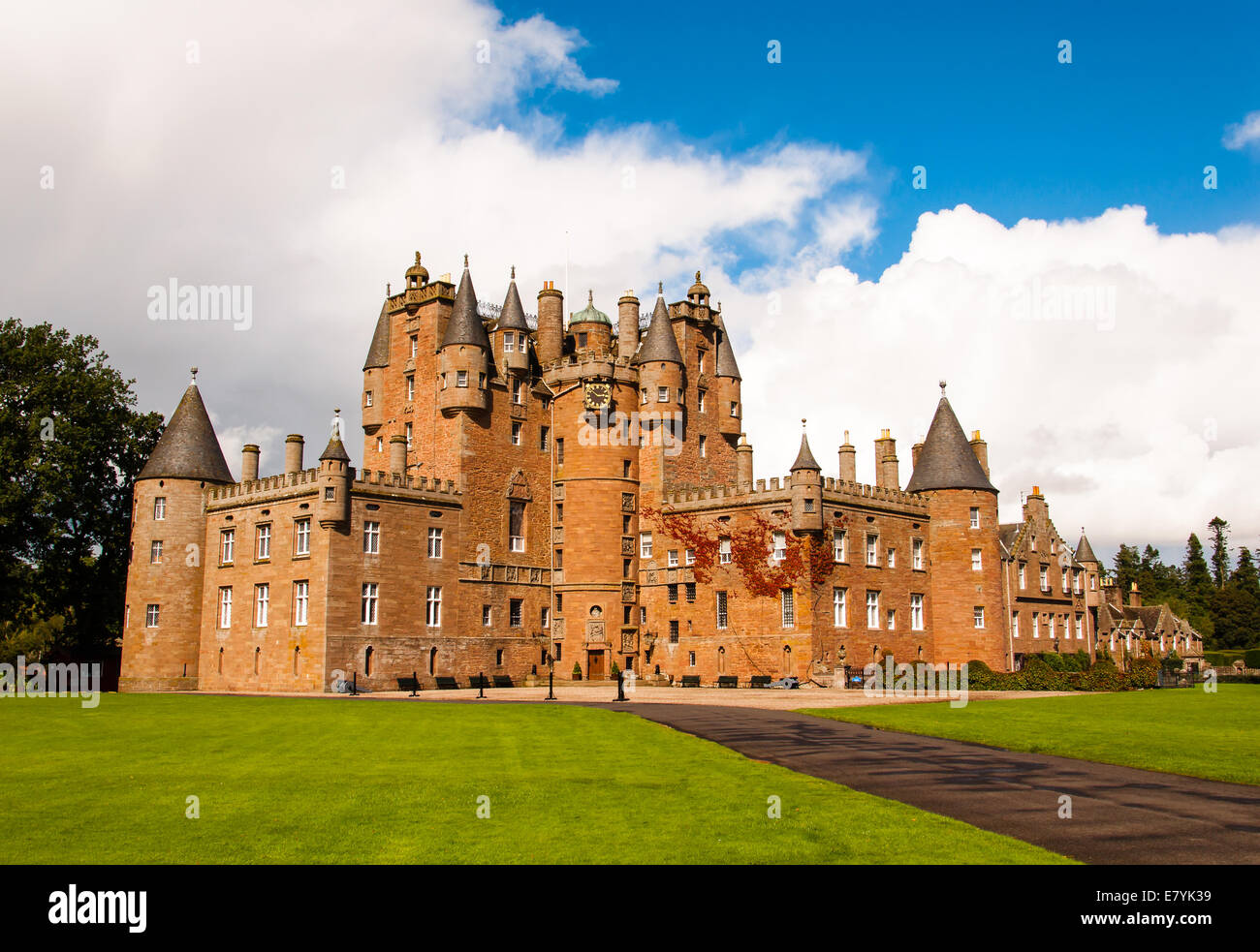 Glamis Castle in Scozia in una giornata di sole Foto Stock