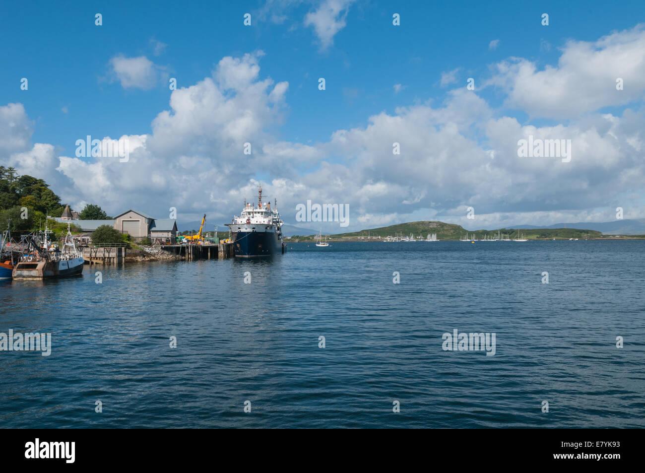 Il Molo commerciale a Oban Argyll & Bute Scozia con Isola di Kerrera in background Foto Stock