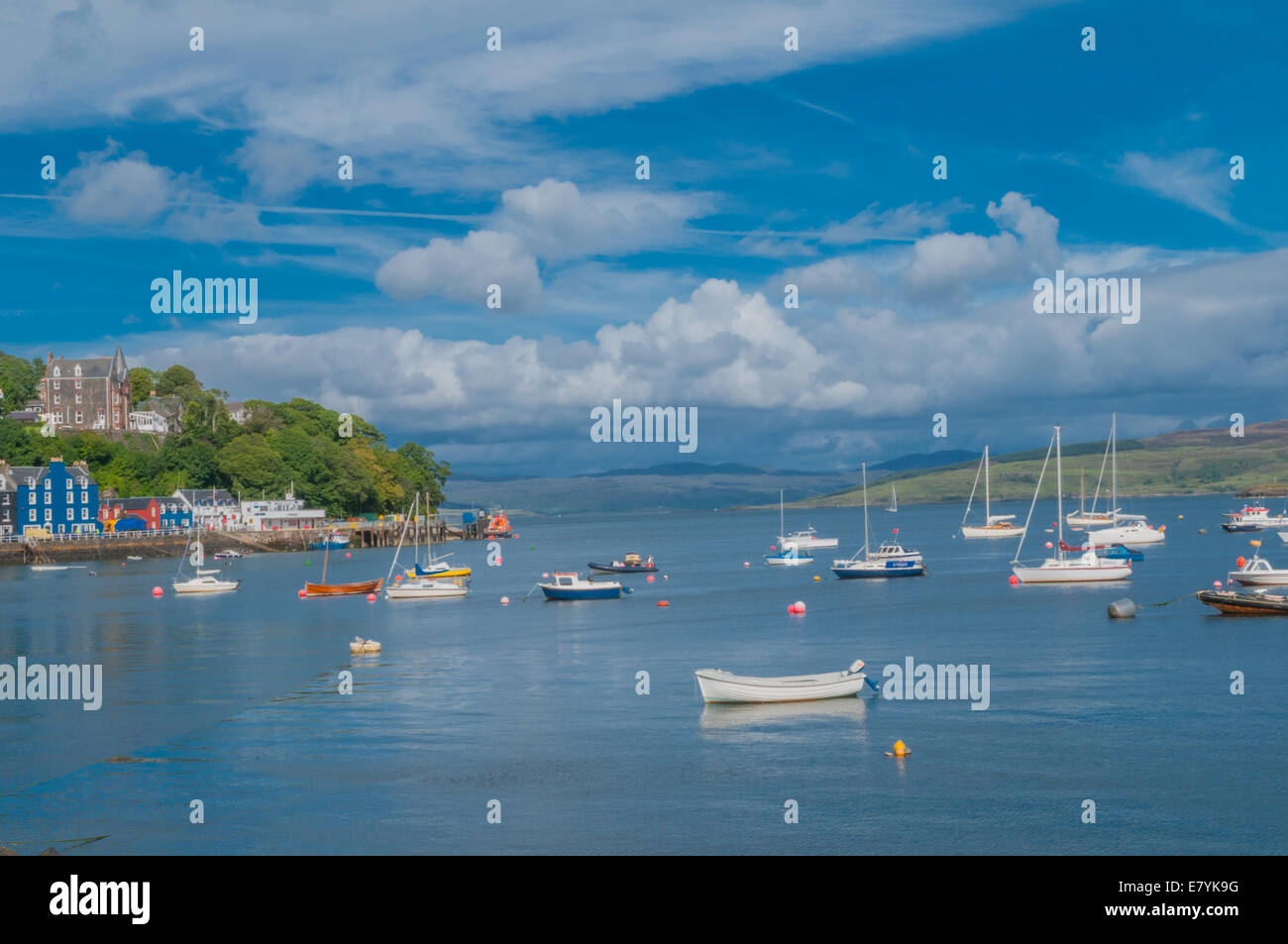 Barche e yacht nella baia di Tobermoray Tobermoray Isle of Mull Argyll & Bute Scozia Scotland Foto Stock