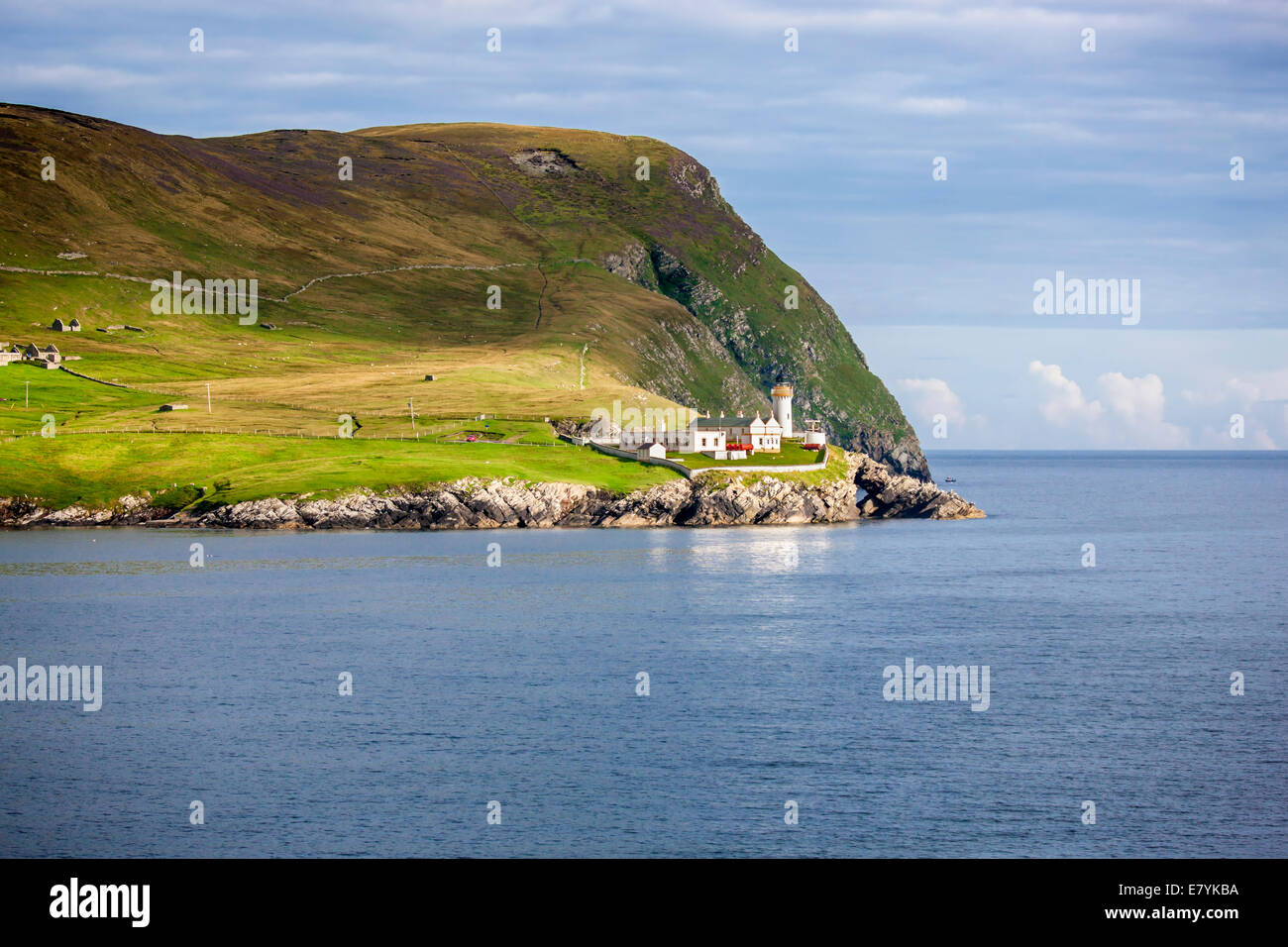 Splendido faro ed edifici sull'isola di Bressay nelle isole Shetland in Scozia. Foto Stock