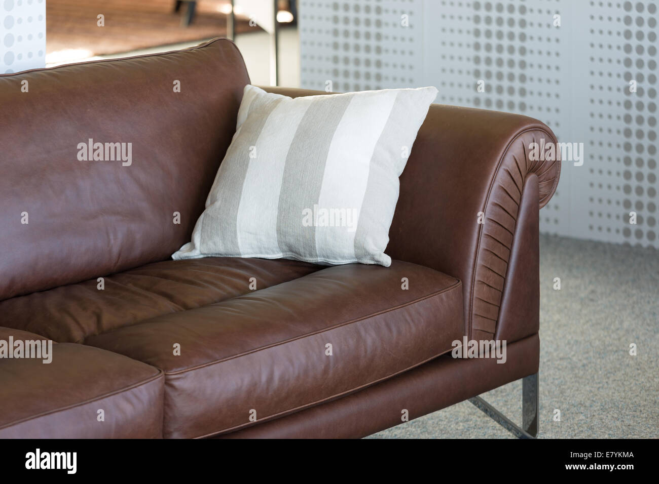 Pelle marrone banco in un arredamento showroom Foto Stock