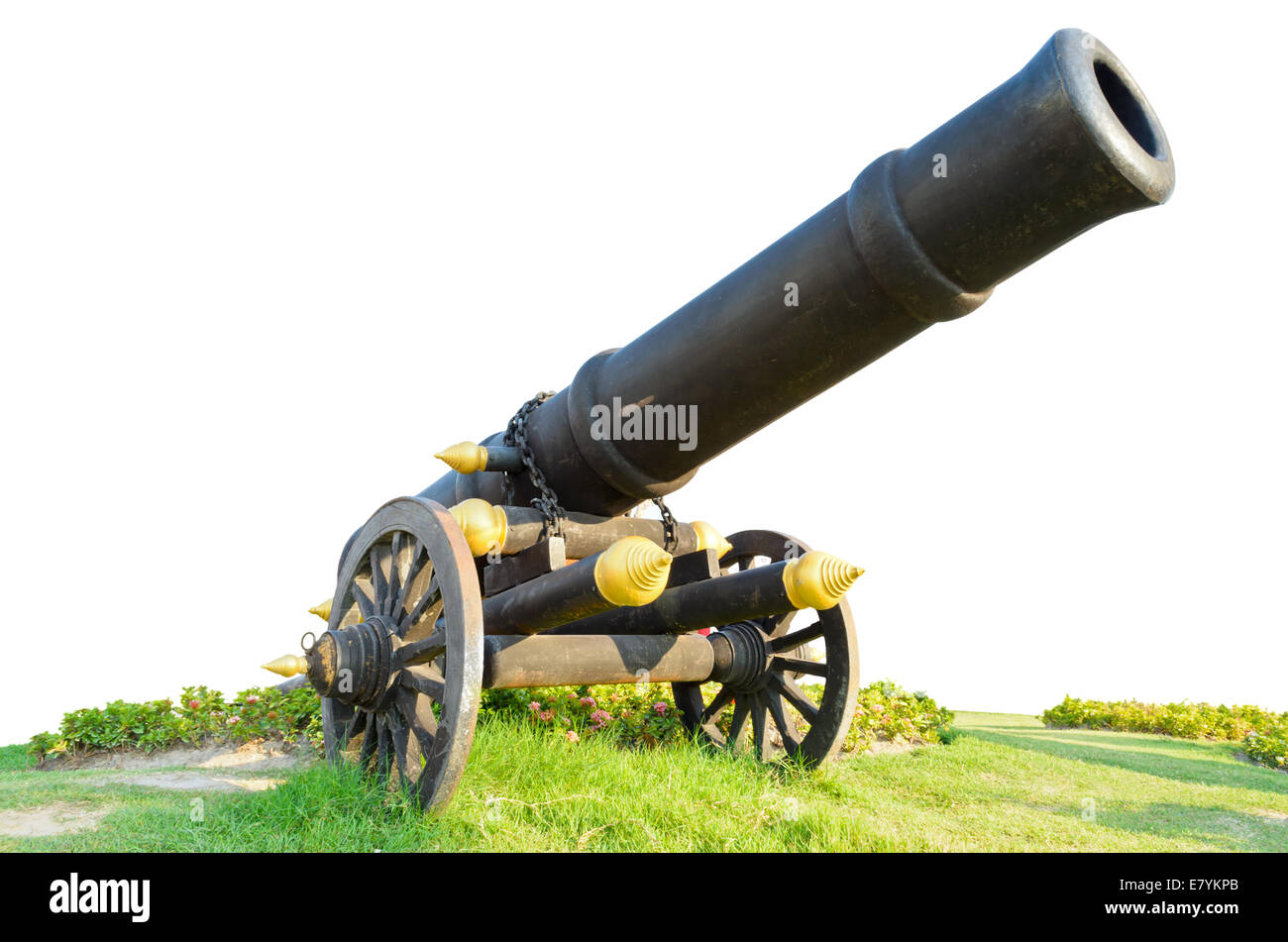 Il cannone su ruote in movimento in erba. Thailandia le antiche armi su sfondo bianco Foto Stock