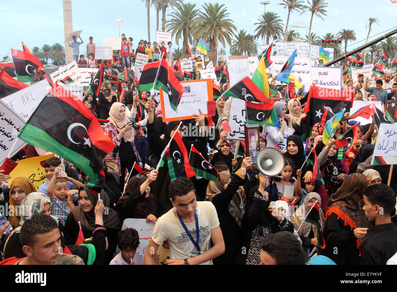 Tripoli, Libia. 26 Sep, 2014. I dimostranti chant slogan e wave bandiere nazionali sulla Piazza Martiri a Tripoli, in Libia, il 7 settembre 26, 2014. Centinaia di cittadini di Tripoli ha preso il via il venerdì per protestare contro qualsiasi intervento straniero in Libia. La Libia il governo ha cercato per gli stranieri aiuta fin dal mese di agosto per frenare i militanti islamici, che sono ora sotto il controllo della città capitale di Tripoli. Credito: Hamza Turkia/Xinhua/Alamy Live News Foto Stock