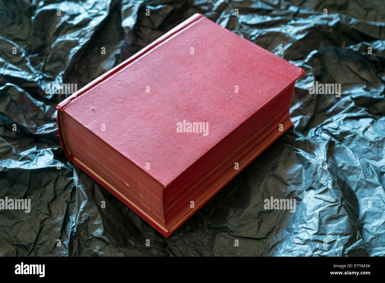 Un vecchio libro rosso sulla carta nera Foto Stock