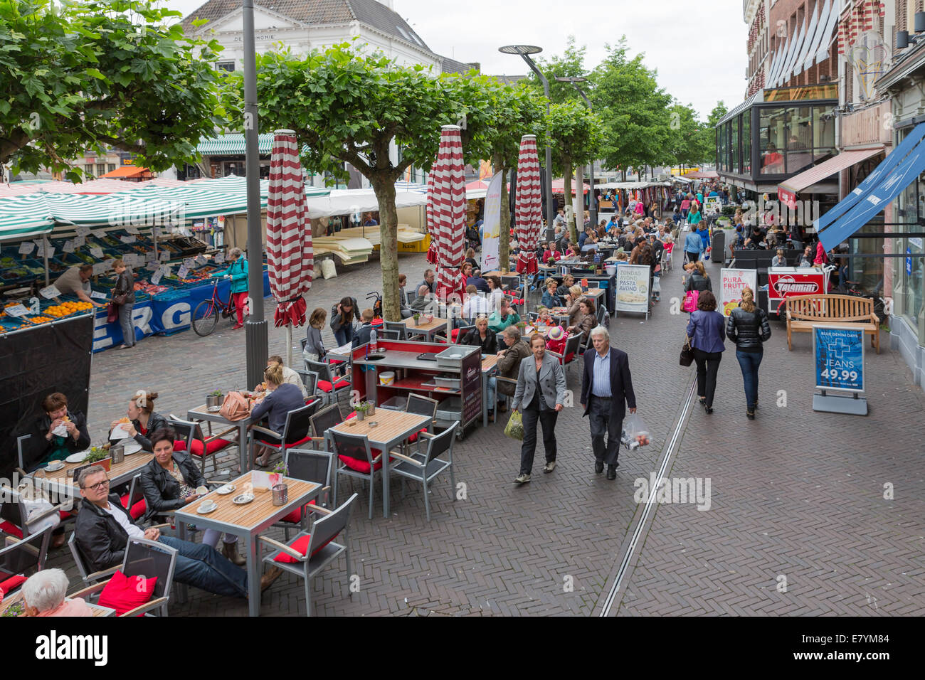 People Shopping e seduti su un terrazzo in un mercato nella parte interna della città di Zwolle, Newtherlands Foto Stock