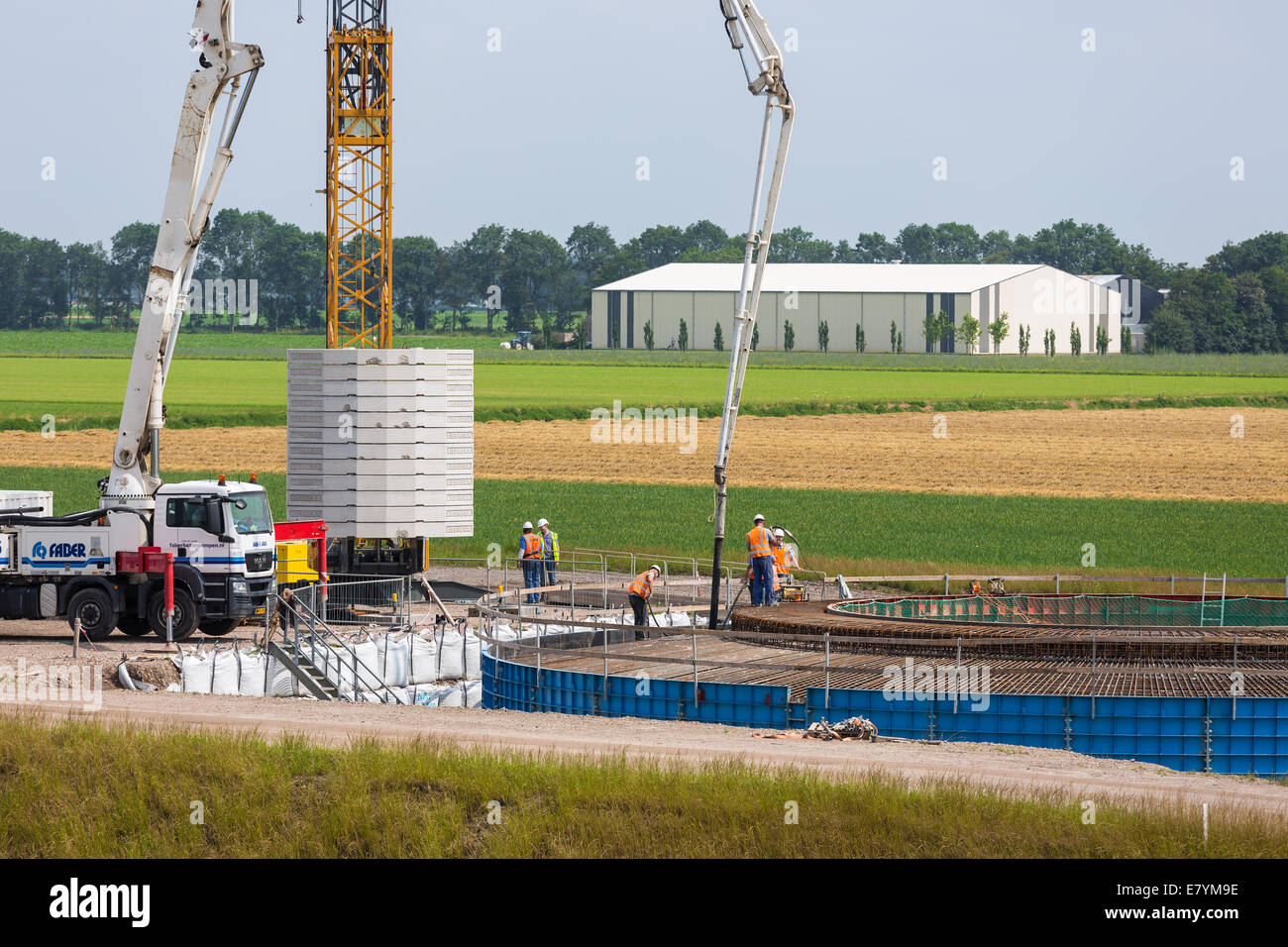 Lavoratori preparando una fondazione in calcestruzzo di un olandese turbina eolica ad espel, Paesi Bassi Foto Stock