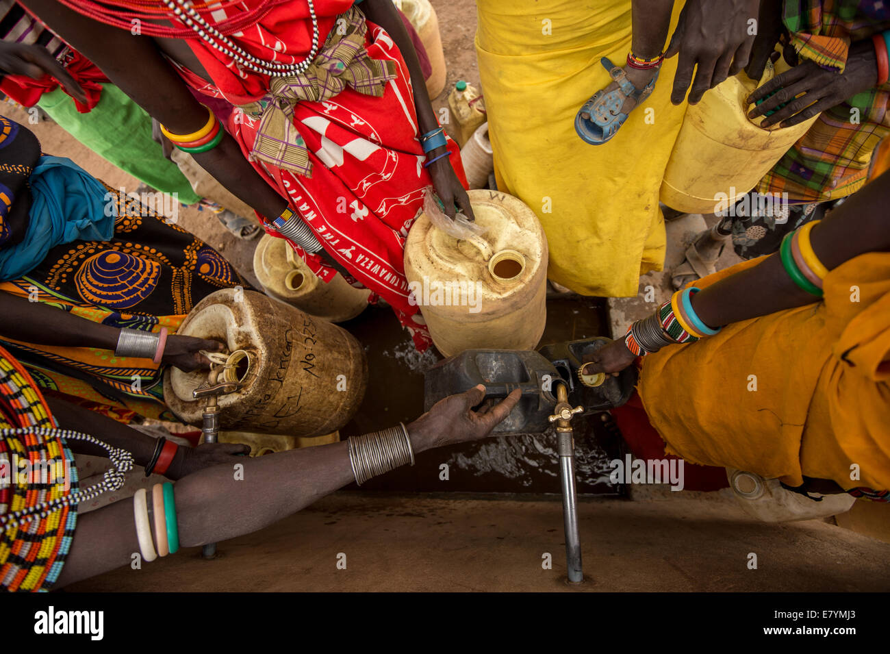 Le donne di raccogliere acqua da un pozzo costruito mediante Northern Rangelands Trust e la Nature Conservancy presso il West Gate Conservancy in n. Foto Stock