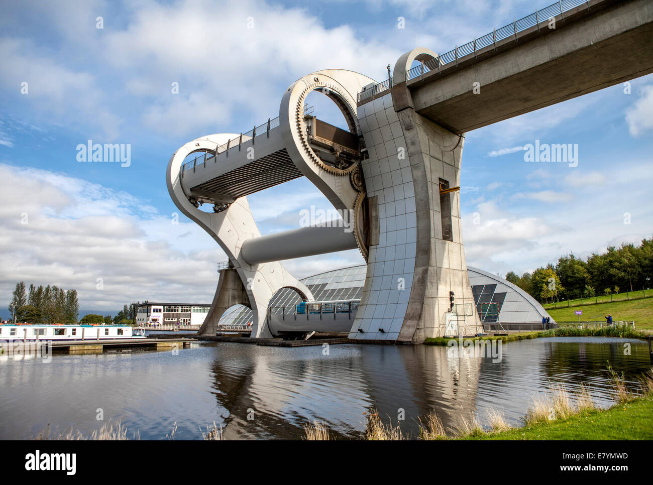 Il Falkirk Wheel è una macchina rotante sollevatore a Falkirk, Scozia, collegamento del canale di Forth e Clyde con la Union Canal. Foto Stock Il Falkirk Wheel è una macchina rotante sollevatore a Falkirk, Scozia, collegamento del canale di Forth e Clyde con la Union Canal. Foto Stock