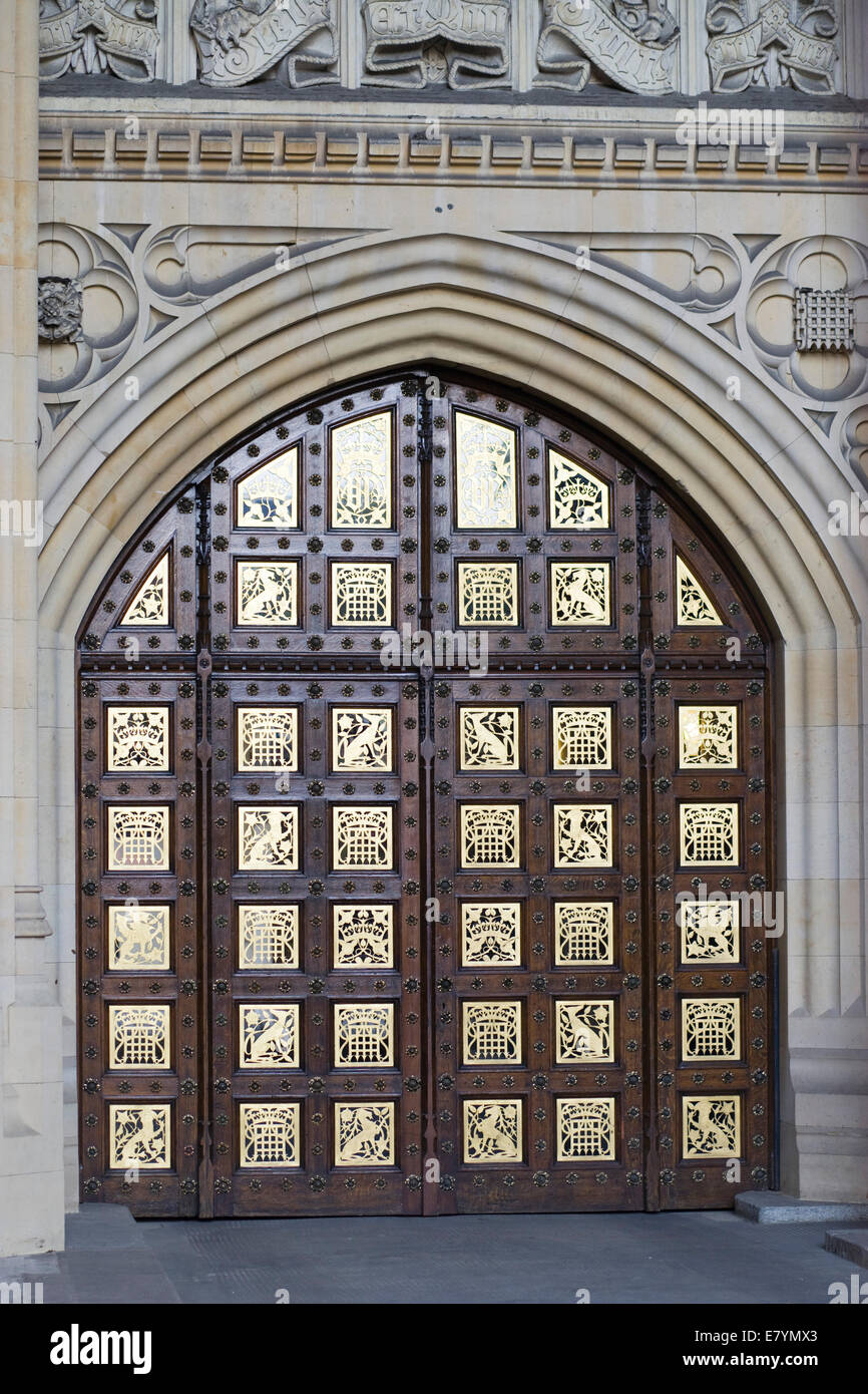 Sovrano Ingresso del Victoria case a torre del parlamento di Londra Inghilterra Foto Stock