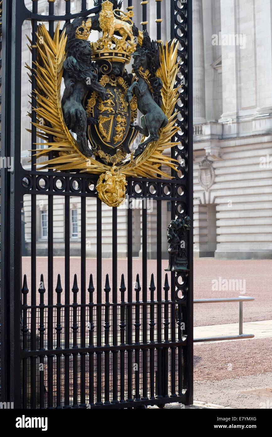 Cancelli di fronte a Buckingham Palace Inghilterra Foto Stock