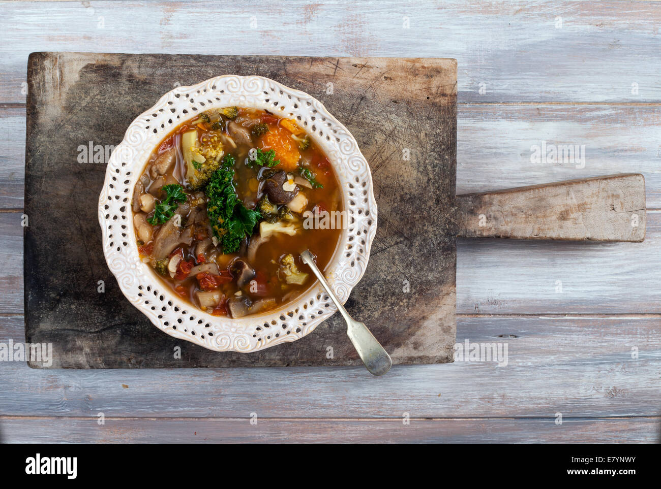 Minestra invernale con cavolo riccio, funghi e zucca Foto Stock