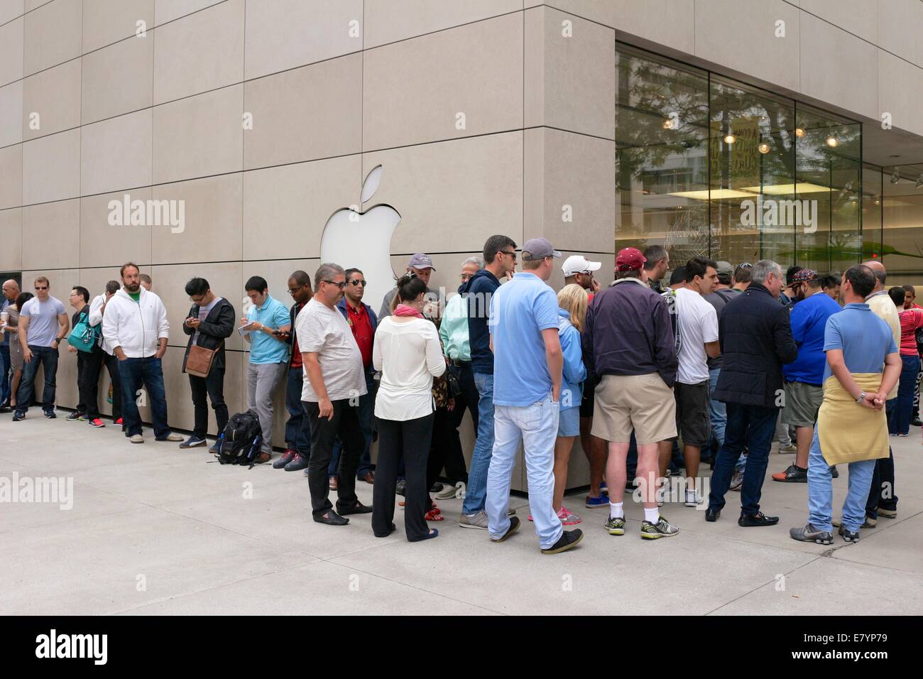 La linea di cliente per acquistare l'iPhone 6 al di fuori del Michigan Ave Apple Store. Chicago, Illinois Foto Stock