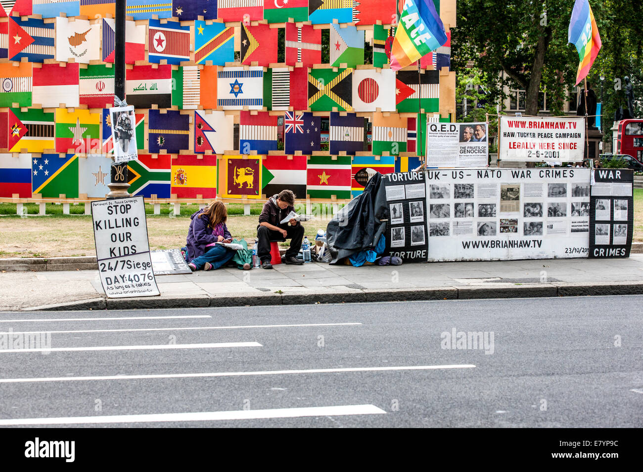 Londra, Inghilterra - Maggio 2012: gli attivisti a turno sulla piazza del Parlamento, nella parte anteriore del London's Parliement per protestare 24 ore al giorno Foto Stock