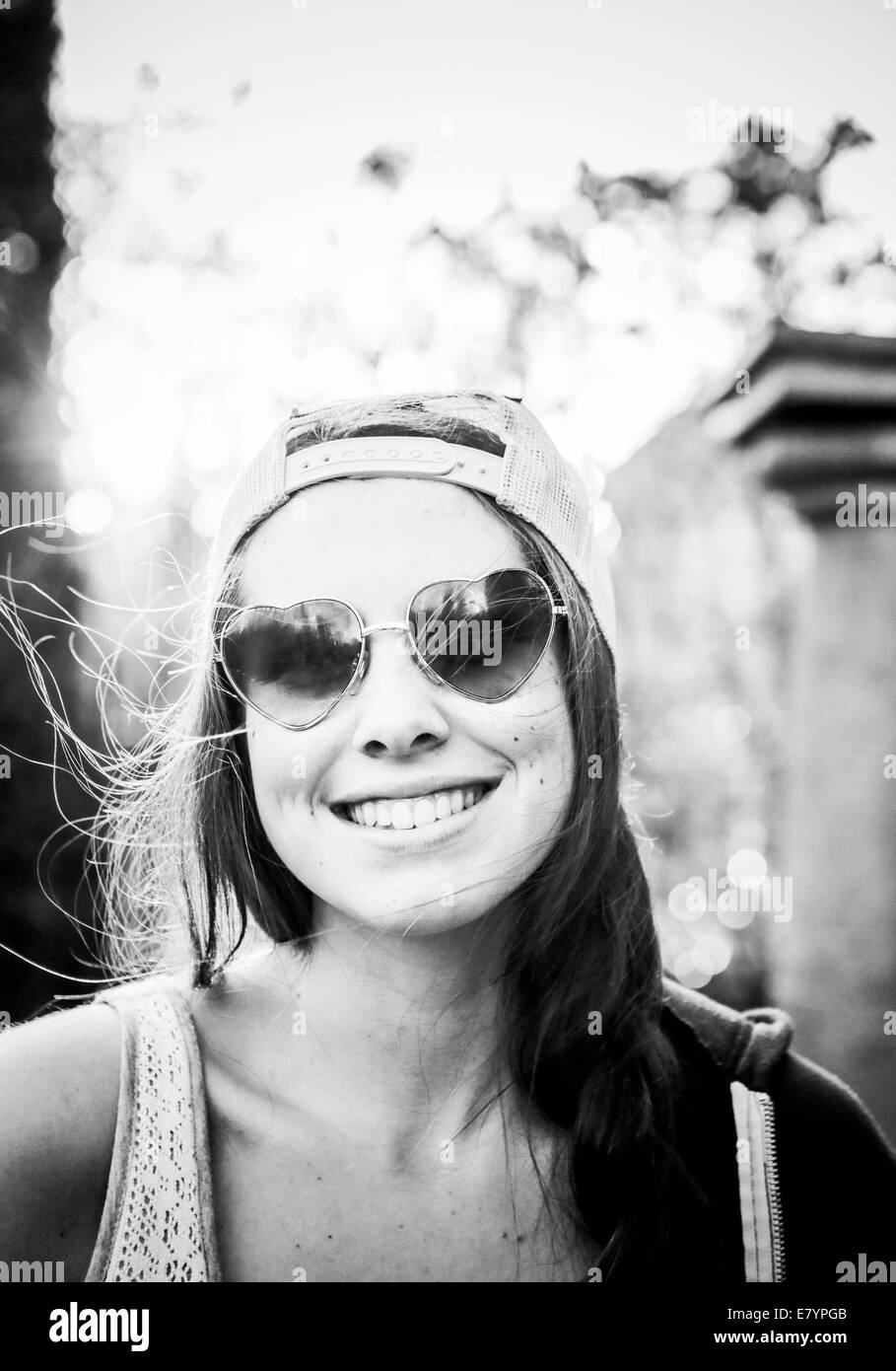 Ritratto di ragazza adolescente (13-15) indossa forma di cuore occhiali da sole Foto Stock