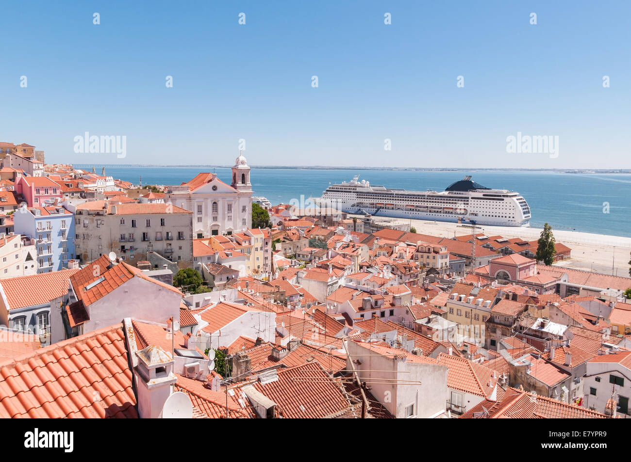 Vista della grande nave passeggeri nel porto di Lisbona da Alfama Miradouro Foto Stock