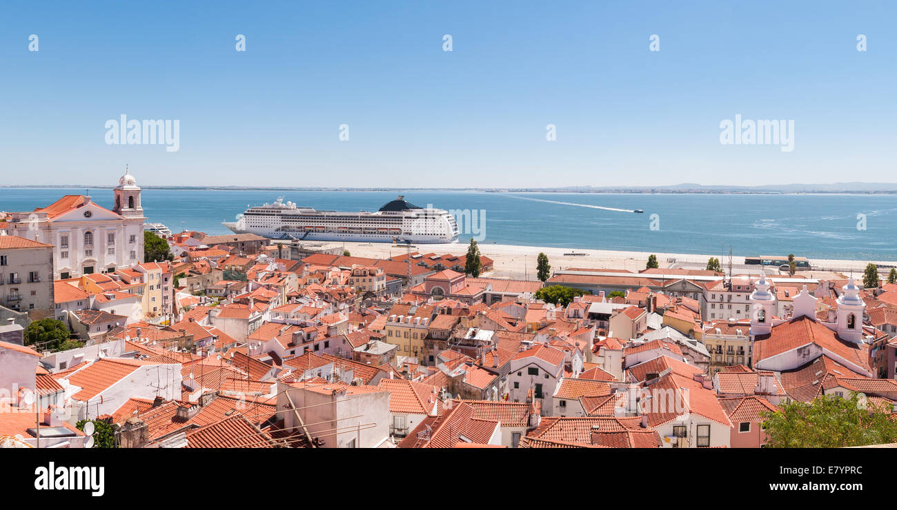 Vista della grande nave passeggeri nel porto di Lisbona da Alfama Miradouro Foto Stock