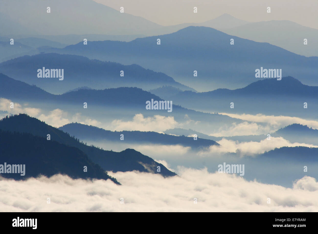 Blu e nebbiose montagne ,l'orientale Mar Nero Mountain Range in Turchia Foto Stock