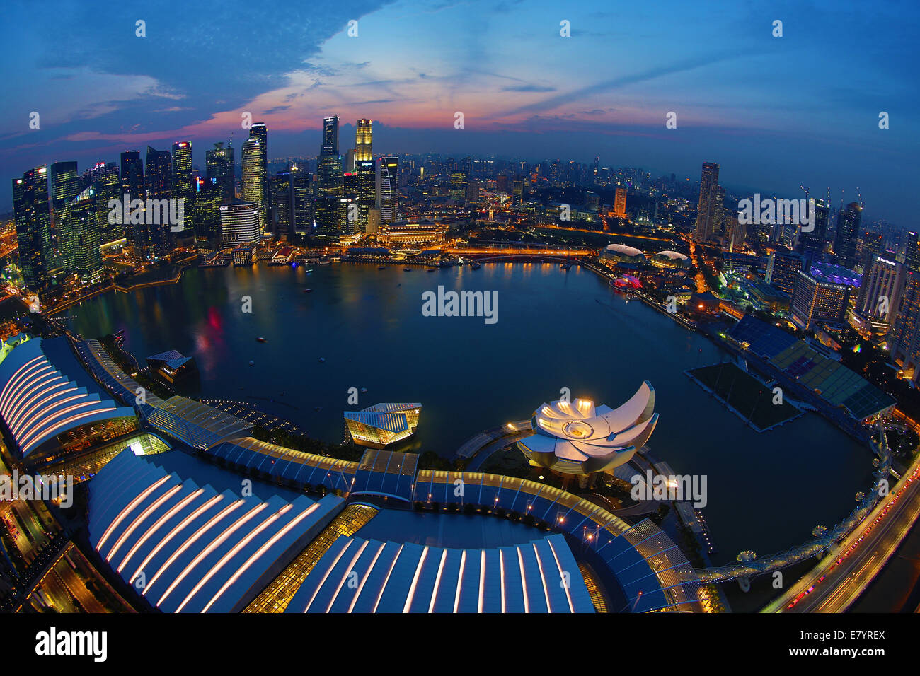 Singapore skyline della città e la baia di Marina di notte, Repubblica di Singapore Foto Stock