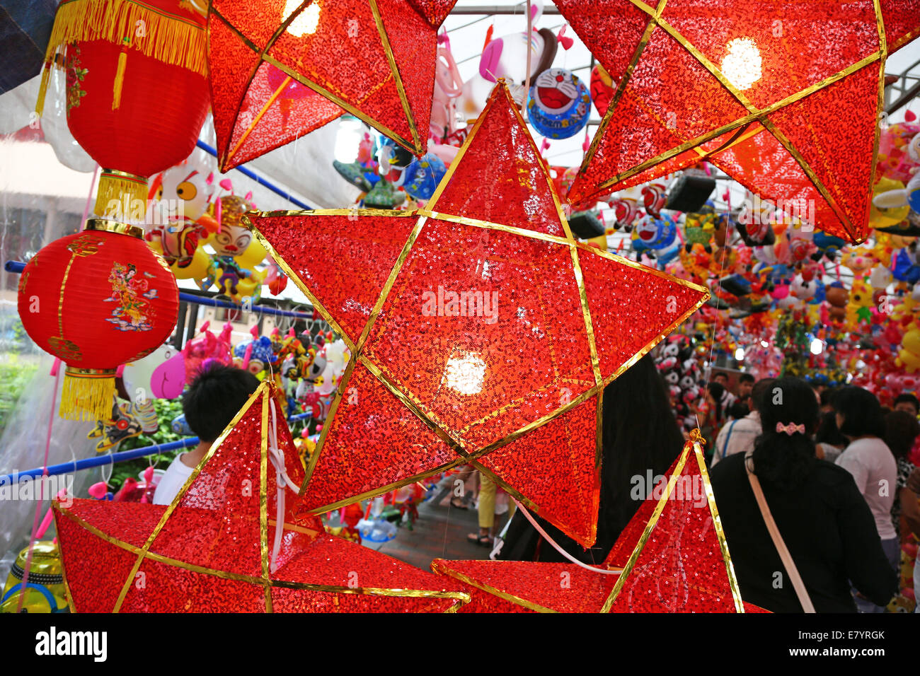 A forma di stella lanterne rosse in una strada del mercato di Chinatown per la festa d'Autunno in Singapore, Repubblica di Singapore Foto Stock A forma di stella lanterne rosse in una strada del mercato di Chinatown per la festa d'Autunno in Singapore, Repubblica di Singapore Foto Stock