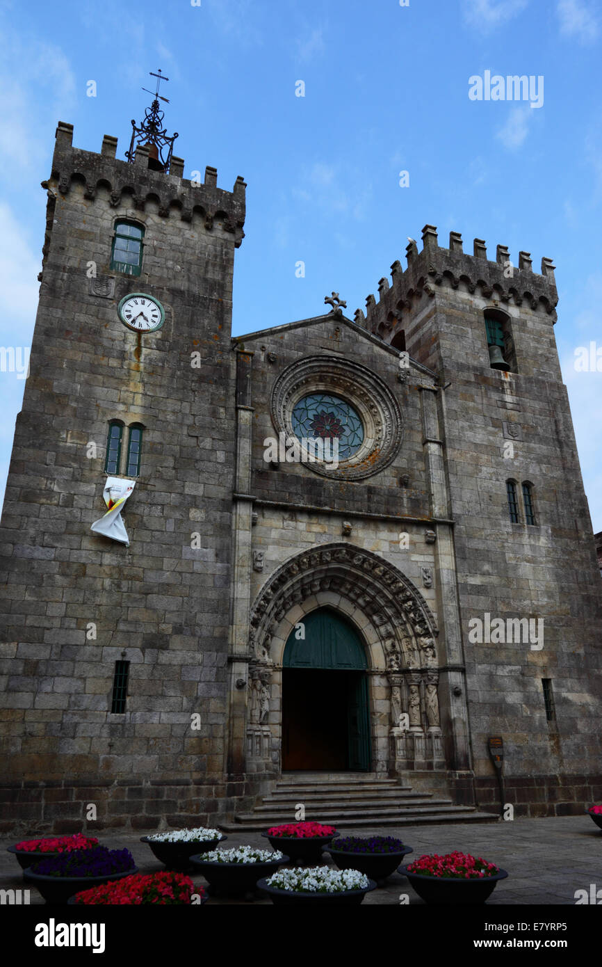 Cattedrale / Igreja Matriz entrata principale e i Nasturzi fiori , Viana do Castelo, Portogallo settentrionale Foto Stock