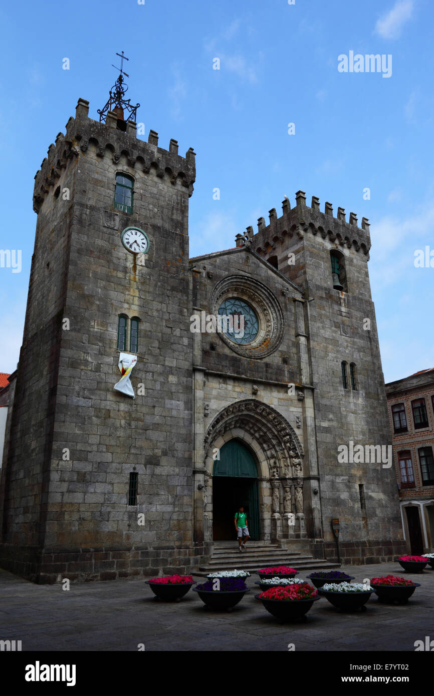 Cattedrale / Igreja Matriz entrata principale e i Nasturzi fiori , Viana do Castelo, Portogallo settentrionale Foto Stock