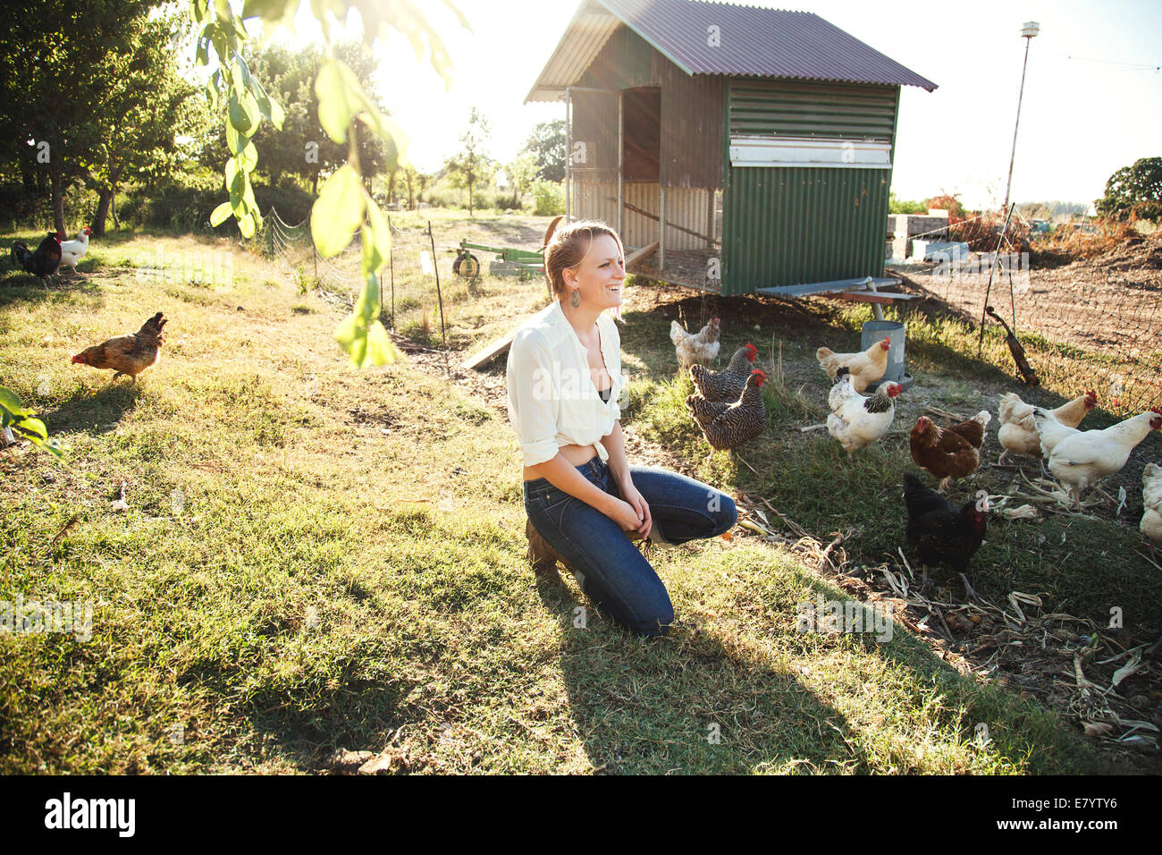 Giovane donna vicino a casa della gallina Foto Stock