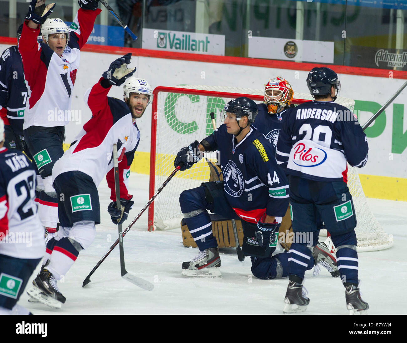 Zagabria, Croazia. 26 Sep, 2014. Due giocatori (L) di Slovan Bratislava celebrare dopo il punteggio contro Medvescak Zagabria durante la loro partita a Kontinental Hockey League (KHL) a Zagabria, la capitale della Croazia, il 26 settembre 2014. Slovan Bratislava ha vinto 3-1. Credito: Miso Lisanin/Xinhua/Alamy Live News Foto Stock