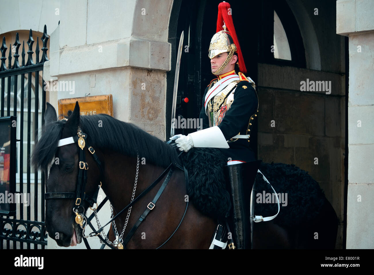 LONDON, Regno Unito - Sep 27: Trooper di Blues e Royals su cavallo al horse guard parade il 27 settembre 2013 a Londra, Regno Unito. Il Blues e il Royals è uno dei due più alti reggimenti dell'Esercito britannico Foto Stock