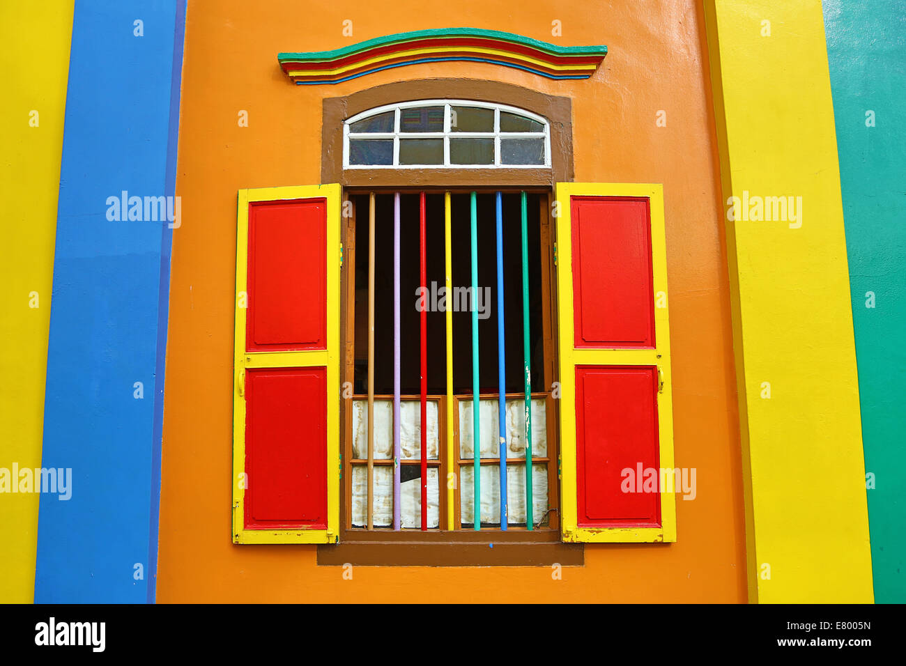 Rainbow tradizionale casa colorata con vetri colorati e persiane in Little India di Singapore, Repubblica di Singapore Foto Stock