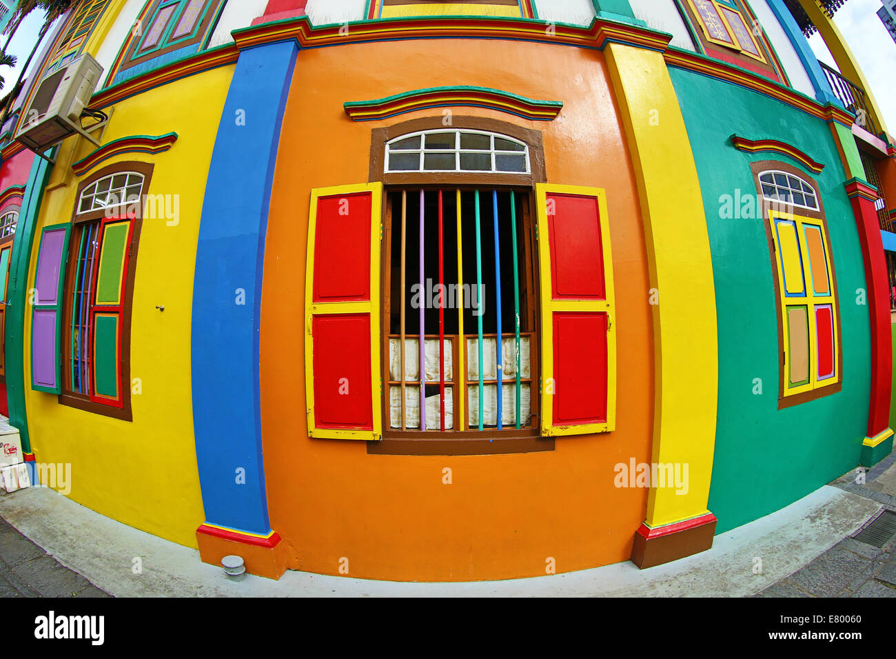 Rainbow tradizionale casa colorata con vetri colorati e persiane in Little India di Singapore, Repubblica di Singapore Foto Stock