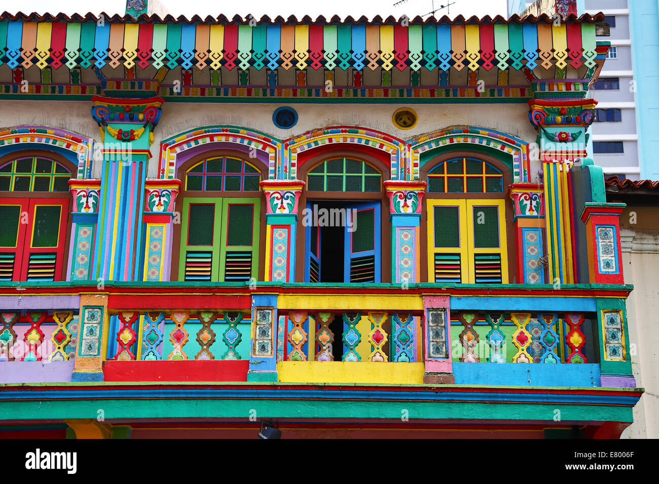 Rainbow tradizionale casa colorata con vetri colorati e persiane in Little India di Singapore, Repubblica di Singapore Foto Stock