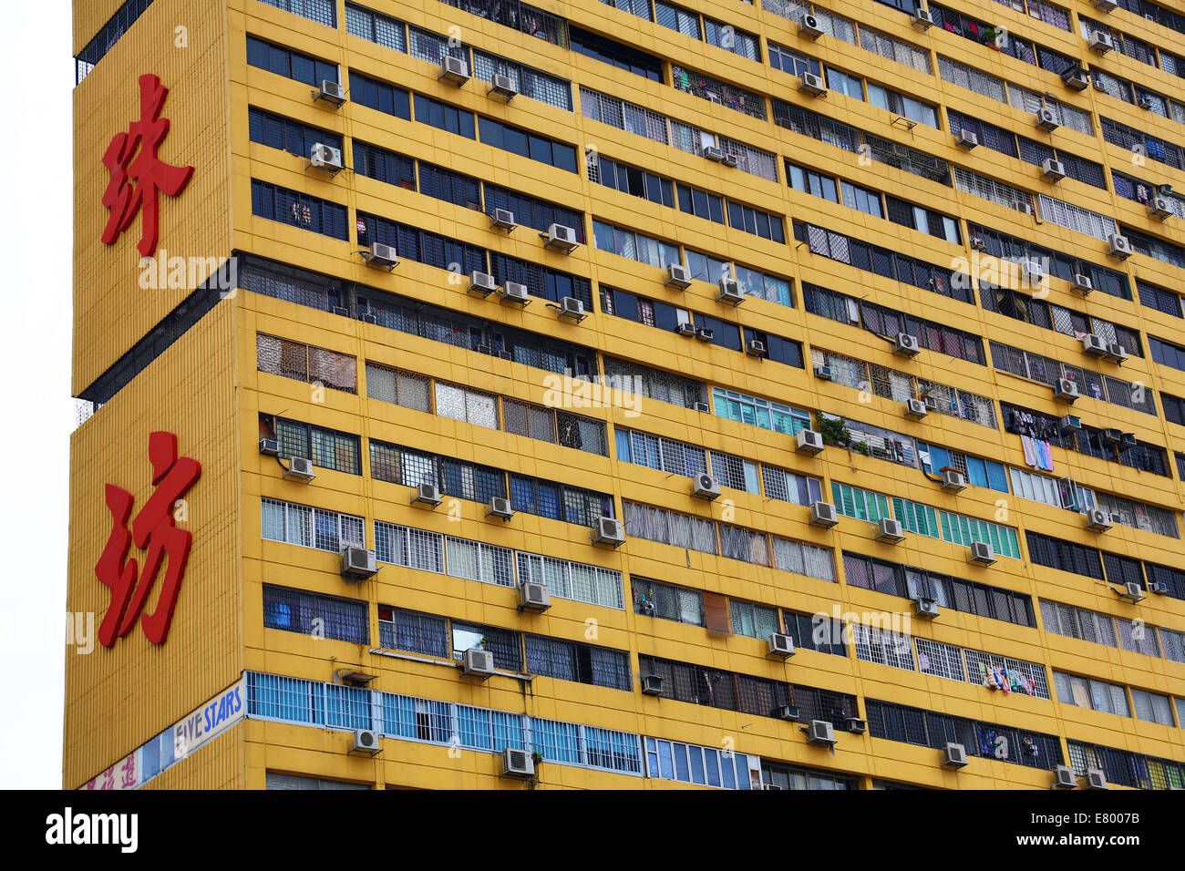 Blocco di appartamenti con scrittura cinese sull'alloggiamento nella Chinatown di Singapore, Repubblica di Singapore Foto Stock