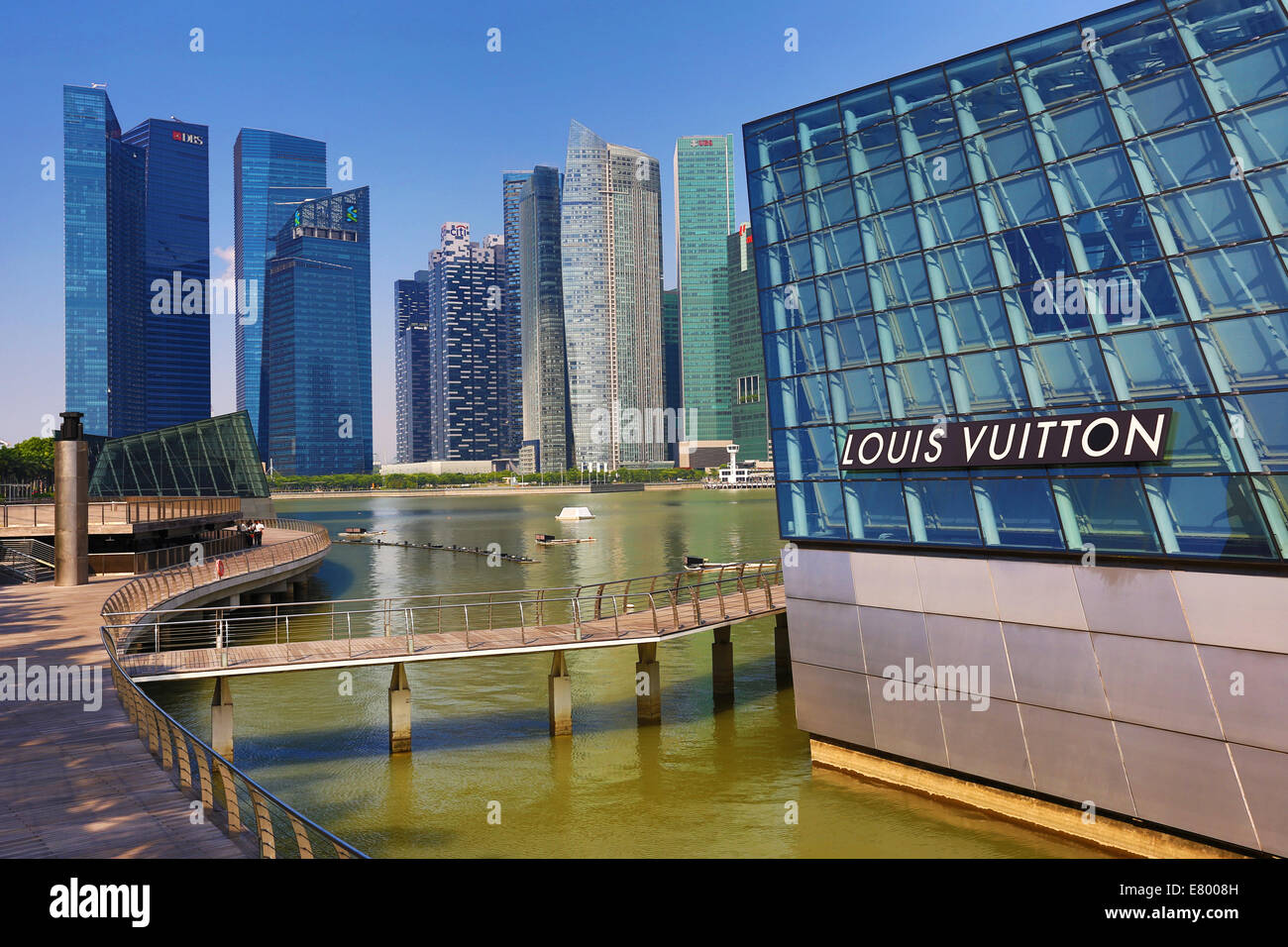 La città di Singapore skyline e i blocchi degli uffici con la Louis Vuitton shop, Repubblica di Singapore Foto Stock