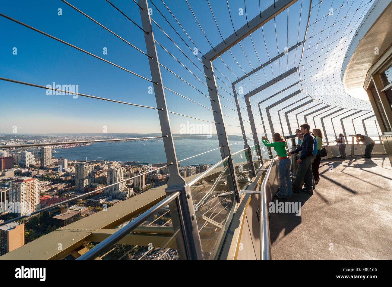 Seattle Space Needle observation deck piattaforma di visualizzazione con i turisti a scattare foto con il cellulare. Foto Stock