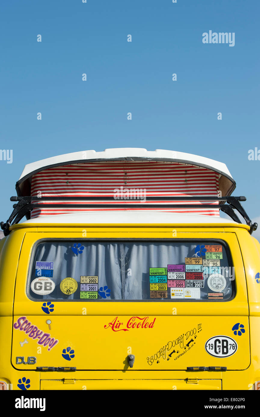 Giallo Scooby Doo VW Volkswagen camper van Foto Stock