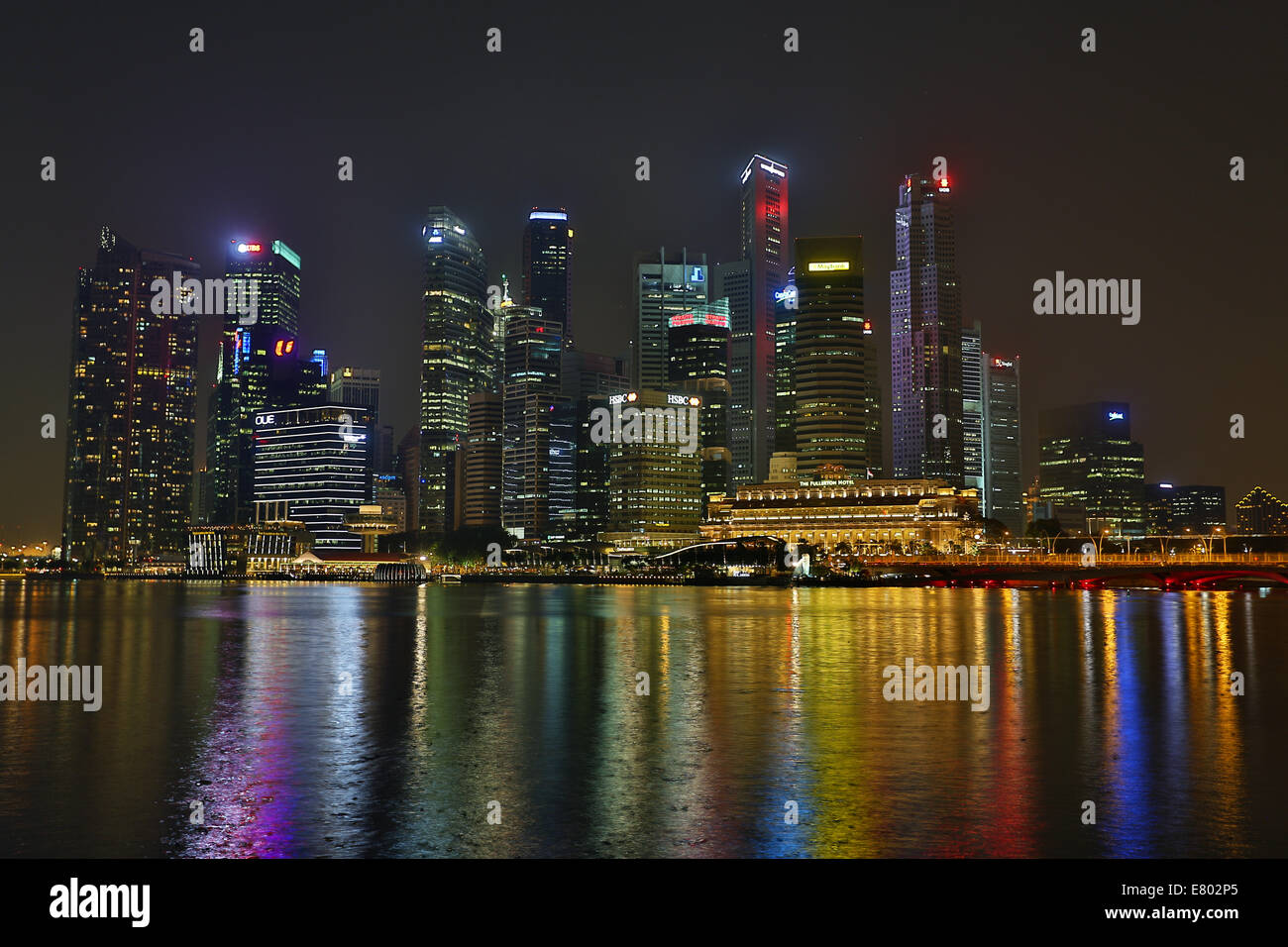 Singapore skyline della città e la baia di Marina di notte, Repubblica di Singapore Foto Stock